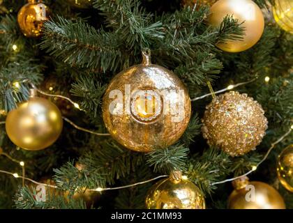 Décorations de Noël sur le sapin branches Banque D'Images