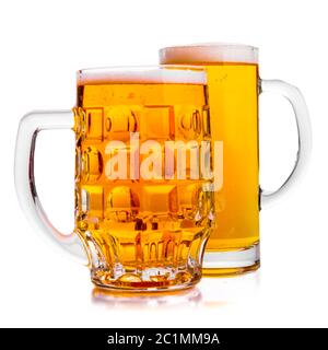 Deux tasses de bière fraîche avec mousse de bouchon Banque D'Images