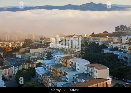 San Francisco vue sur la ville depuis le sommet de Twin Peaks dans la région de la Baie du Sud tôt le matin. Banque D'Images