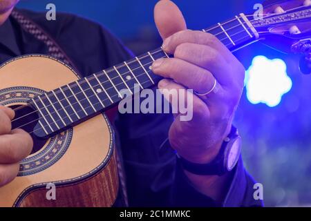 Guitariste acoustique à quatre cordes Banque D'Images