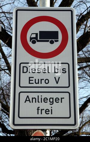 Panneau de signalisation à Hambourg, Allemagne, interdisant l'entrée de vieux camions diesel Banque D'Images