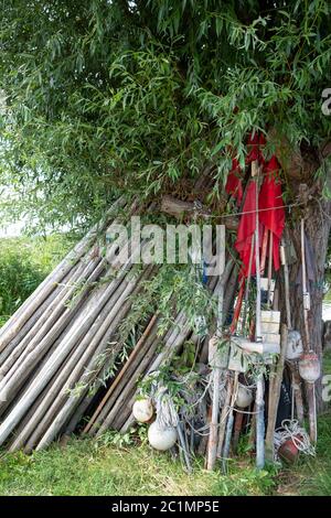 Pêche, marquage des drapeaux sur un arbre à l'Achterwasser dans la station balnéaire de Zempin sur Usedom Banque D'Images