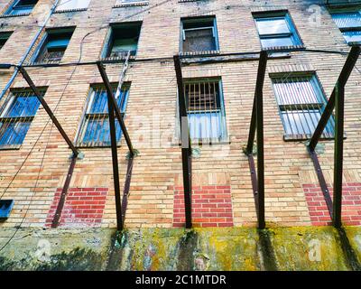 Bars sur les fenêtres sur un bâtiment abandonné Welch WV USA Banque D'Images