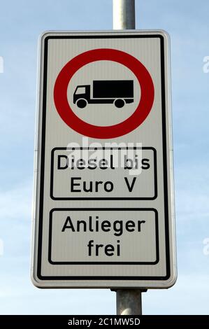 Panneau de signalisation à Hambourg, Allemagne, interdisant l'entrée de vieux camions diesel Banque D'Images