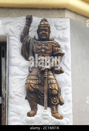 L'allégement du guerrier à l'entrée d'un temple bouddhiste Banque D'Images