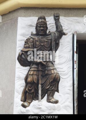 L'allégement du guerrier à l'entrée d'un temple bouddhiste Banque D'Images