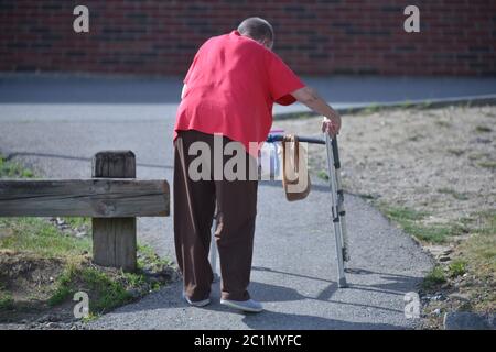 Boston, Massachusetts, États-Unis. 15 juin 2020. COVID 19 PANDÉMIE DU VIRUS CORONA - UNE journée chargée dans la zone de réception des urgences de l'hôpital général du Massachusetts. Covid -19 et d'autres patients arrivent tout au long de la journée. Les cas et les décès de Covid-19 ont été larguer dans le Massachusetts, et ont commencé à rouvrir l'État au monde des affaires.nouveaux cas signalés.cas today263.Total des cas.103,889.nouveaux cas signalés.décès aujourd'hui.55.Total des décès.7,408. Crédit : Kenneth Martin/ZUMA Wire/Alay Live News Banque D'Images