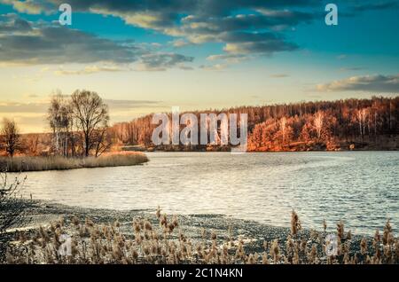 Paysage de printemps avec la fonte des glaces sur le lac sur une journée claire Banque D'Images