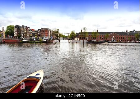 Bateau sur le canal d'Amsterdam Banque D'Images