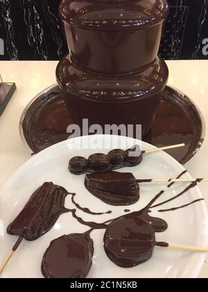 une fontaine de chocolat aux fruits Banque D'Images