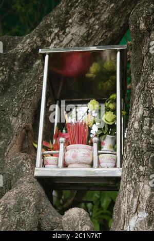 Petite boîte à offrandes aux dieux et l'encense herbal Banque D'Images