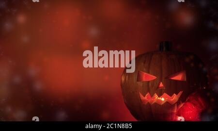 Citrouilles d'Halloween sur le bois dans une forêt Spooky la nuit, à l'effrayant fond clair Banque D'Images