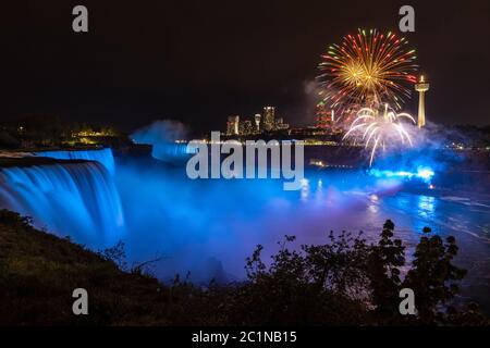 Le Niagara tombe avec la ligne d'horizon de Niagara Falls au Canada Banque D'Images