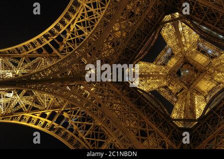 Paris, France, 27 2017 mars : Tour Eiffel avec éclairage de nuit Banque D'Images