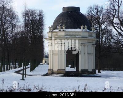 Pavillon dans les jardins royaux de Jannover-Herrenhausen en hiver avec neige Banque D'Images