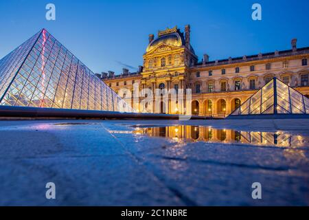 Musée du Louvre Paris avec réflexion nocturne à Paris, France Banque D'Images