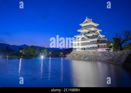 Château de Matsumoto dans la nuit, à Nagano, Japon Banque D'Images