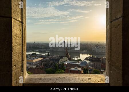 Vue du coucher de soleil du bâtiment du parlement hongrois à Budapest, Hongrie ville. Banque D'Images