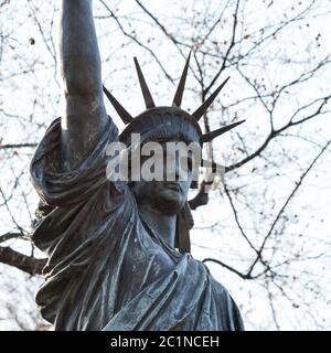 Paris, France, mars 27 2017 : le jardin du Luxembourg, dans le 6ème arrondissement de Paris, abrite une petite réplique de la statue Banque D'Images