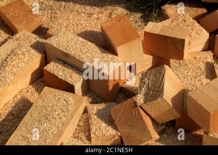 Bois a été sciées en petits morceaux et empilés Banque D'Images