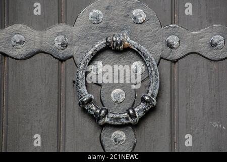 Poignée de porte ancienne historique close-up d'une texture de fond porte en bois du château Banque D'Images