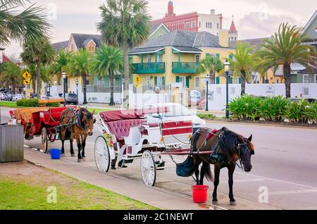 Des calèches tracées attendent les clients, le 10 avril 2015, dans le centre-ville de St. Augustine, Floride. Banque D'Images