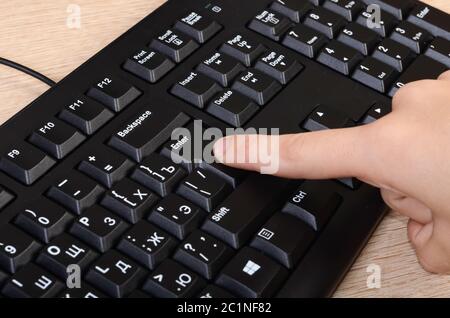 Les mains des femmes tapant sur le clavier Banque D'Images