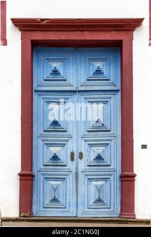 Ancienne porte d'église bleue dans la ville de Sabara Banque D'Images