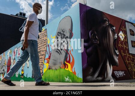 Brooklyn, États-Unis d'Amérique . 15 juin 2020. Un homme passe devant un tableau de l'artiste visuel multidisciplinaire Vincent Ballentine montrant un homme afro-américain criant en agonie le 15 juin 2020, à Brooklyn, New York. Sa murale fait partie d'une série de tableaux qui ont été en haut sur trois murs sur la 4e Avenue entre Sackett et Union Streets pour soutenir les manifestations appelant à la justice raciale. (Photo de Gabriele Holtermann/Sipa USA) crédit: SIPA USA/Alay Live News Banque D'Images