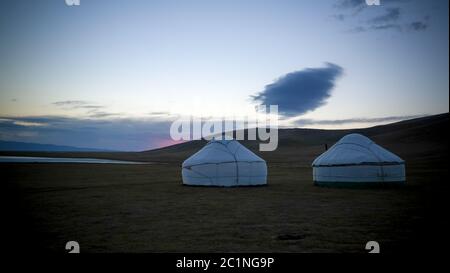Nuages au-dessus de la yourte au bord du lac Song Kol à l'aube, le Kirghizistan Banque D'Images