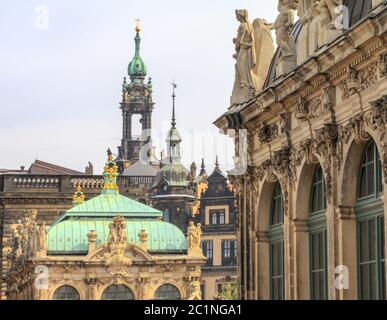 Tours, toits et figures baroques, Dresde, Saxe, Allemagne Banque D'Images