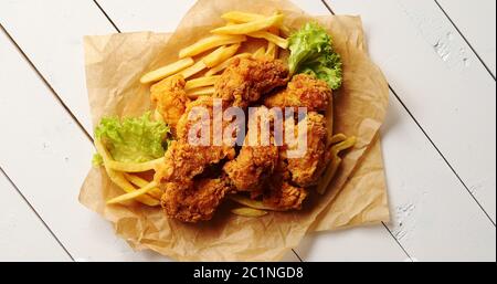La laitue et les ailes de poulet frites près de Banque D'Images