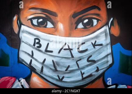 Brooklyn, États-Unis d'Amérique . 15 juin 2020. Une fresque de l'artiste Lexi Bella montre une jeune femme afro-américaine portant un masque facial soutenant la vie noire à Brooklyn, New York, le 15 juin 2020. Sa murale fait partie d'une série de tableaux qui ont été en haut sur trois murs sur la 4e Avenue entre Sackett et Union Streets pour soutenir les manifestations appelant à la justice raciale. (Photo de Gabriele Holtermann/Sipa USA) crédit: SIPA USA/Alay Live News Banque D'Images