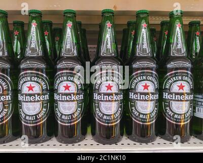 Bouteilles de bière Heineken sur les tablettes du supermarché à Chiang Mai - THAÏLANDE, 10 juin 2020 Banque D'Images