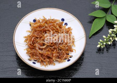 La nourriture japonaise, Tsukudani de chirimen jako sur fond noir Banque D'Images