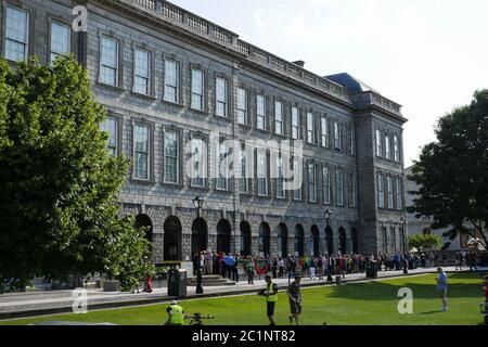 Personnes debout dans la ligne, ville de Dublin Irlande. Banque D'Images