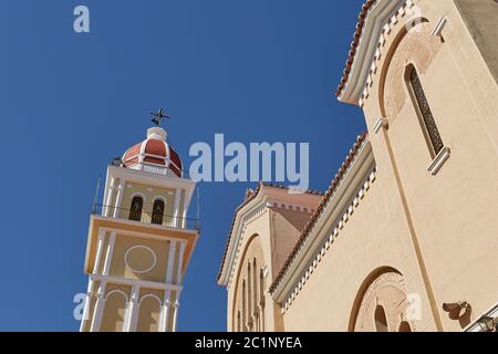 Vue sur la mairie et l'église Saint Dionysios, la mer Ionienne, l'île de Zakynthos, la Grèce, l'Europe. Banque D'Images