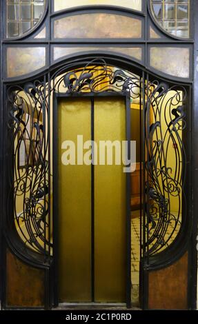Portail d'entrée de l'ascenseur dans le style Art Nouveau dans la clinique sur Nevsky Prospect Banque D'Images
