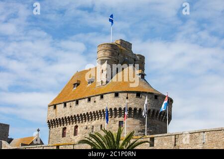 Le château de la Duchesse Anne de Bretagne dans la ville fortifiée abrite la mairie et le musée d'histoire de la ville et d'ethnographie du pays de Saint-Malo. Bretagne, France Banque D'Images