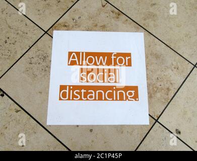 Milton Keynes, Royaume-Uni. 15 juin 2020. Un avis de distanciation sociale est visible sur le sol d'un centre commercial.des magasins non essentiels ont été rouverts aujourd'hui dans le 'Intu Shopping Centre' et le 'Center:mk' à Milton Keynes, pour la première fois depuis le confinement pandémique du coronavirus (Covid-19). Des mesures de distance sociale étaient en place pour tous les magasins, y compris un système à sens unique pour les acheteurs et de nombreuses files d'attente autour des deux centres commerciaux. Crédit : SOPA Images Limited/Alamy Live News Banque D'Images