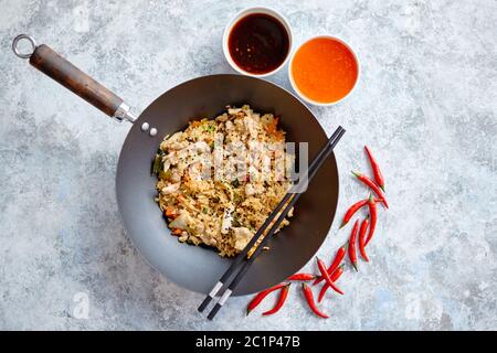 Délicieux avec du riz frit au wok de poulet Banque D'Images