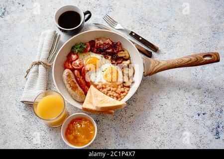 Petit-déjeuner anglais complet traditionnel sur poêle. Banque D'Images