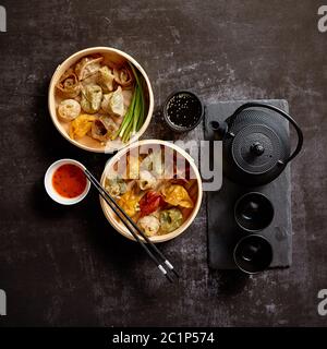 Composition de la cuisine chinoise. Types de mélange de vapeur en bambou boulettes de bois Banque D'Images