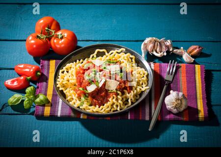 Pâtes al Pomodoro, Fusilli Lunghi mit Tomatensauce, Knoblauch, Basilikum, Parmesan et Pepperoni Banque D'Images