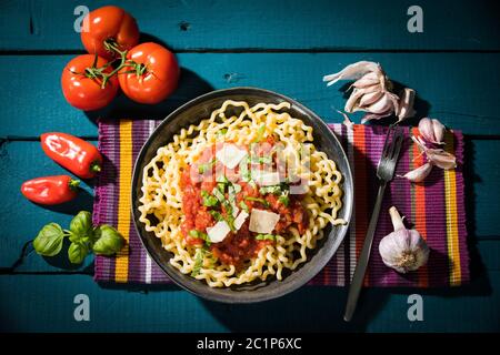 Pâtes al Pomodoro, Fusilli Lunghi mit Tomatensauce, Knoblauch, Basilikum, Parmesan et Pepperoni Banque D'Images