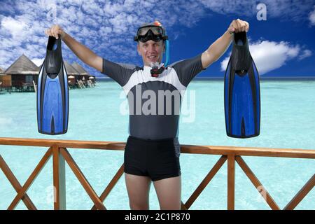 Jeune homme sportif avec palmes, masque et tube près de la mer. Les Maldives. Banque D'Images