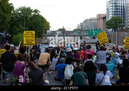 Les manifestants bloquent l'Interstate 395 à Washington, DC, États-Unis, le 15 juin 2020 pour marquer deux semaines après le jour où la police a dégagé les manifestants de la région juste avant la séance photo du président américain Donald J. Trump à l'église St. John's. Crédit : Stefani Reynolds/CNP | utilisation dans le monde entier Banque D'Images