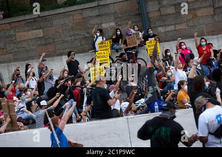 Les manifestants bloquent l'Interstate 395 à Washington, DC, États-Unis, le 15 juin 2020 pour marquer deux semaines après le jour où la police a dégagé les manifestants de la région juste avant la séance photo du président américain Donald J. Trump à l'église St. John's. Crédit : Stefani Reynolds/CNP | utilisation dans le monde entier Banque D'Images