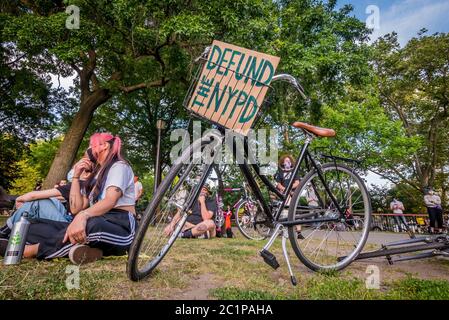 ÉTATS-UNIS. 15 juin 2020. Les habitants de Greenpoint se sont rassemblés à McCarren Park le 15 juin 2020 pour un rassemblement et une vigile socialement distancés, demandant la justice pour toutes les victimes de brutalité policière, en appelant à définancer le NYPD et à investir dans les communautés. (Photo par Erik McGregor/Sipa USA) crédit: SIPA USA/Alay Live News Banque D'Images