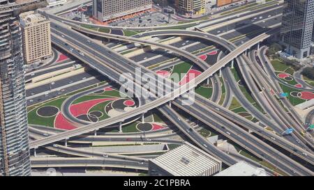 Multi-niveaux urbain moderne au centre-ville de jonctions de route Dubaï vue d'en haut les séquences vidéo Banque D'Images